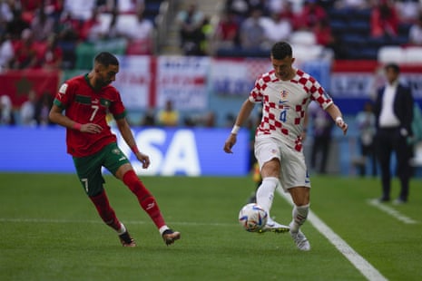 O croata Ivan Perisic, à direita, disputa a bola com o marroquino Hakim Ziyech.