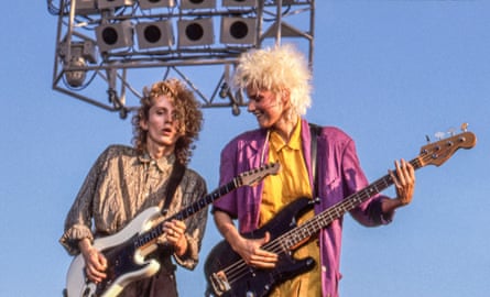 Mann (right) in ‘Til Tuesday, with Robert Holmes, in 1985. (Photo by John Kisch Archive/Getty Images)