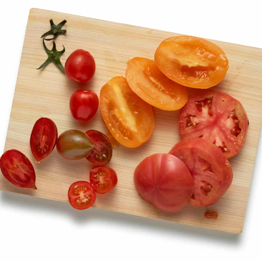 Corte los tomates reliquia en rodajas de aproximadamente 1 cm de grosor y retire las semillas en gelatina.  Poner en un colador o colador colocado sobre un bol, espolvorear ligeramente con sal y dejar escurrir.