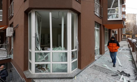 Guerra Rusia-Ucrania en vivo: Continúan los bombardeos en Ucrania y Rusia, ya que se reporta una persona muerta en Chernihiv; Xi Jinping visitará Rusia 3 Un hombre camina en un complejo de un edificio residencial dañado por un ataque con drones rusos en Kyiv, Ucrania.