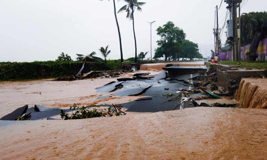 Air banjir menghancurkan jalan-jalan di Dili, Timor-Leste.