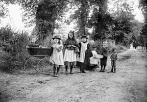 Country lane, Dinton, Buckinghamshire, 1904. Child on the left in a rather basic perambulator, which was thought to be good for children’s health