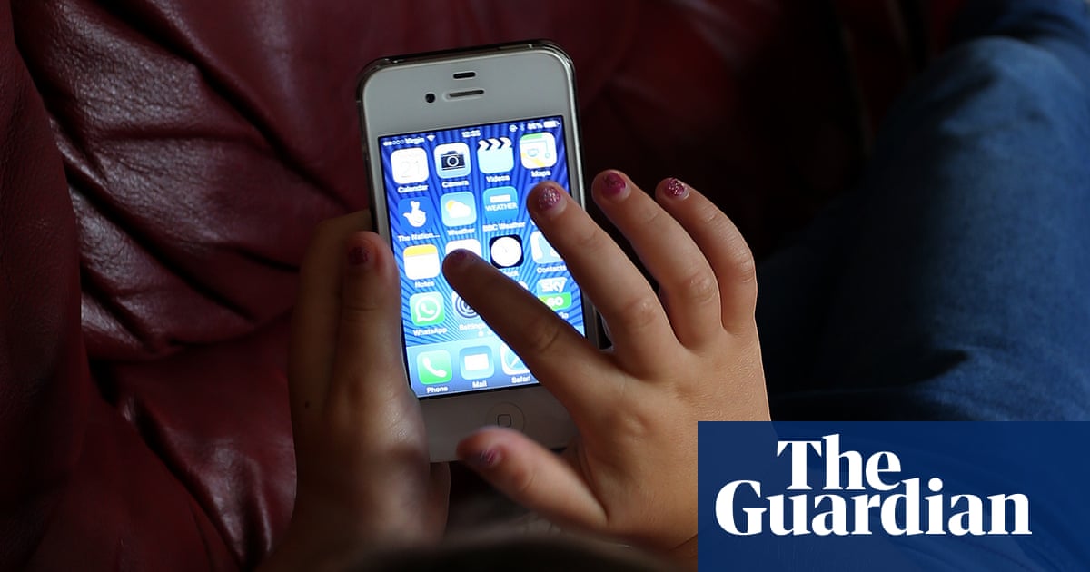 Parents must make tough choices on smartphones, says children's commissioner for England