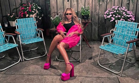 Beyoncé sports hot pink platforms for an Instagram photo.