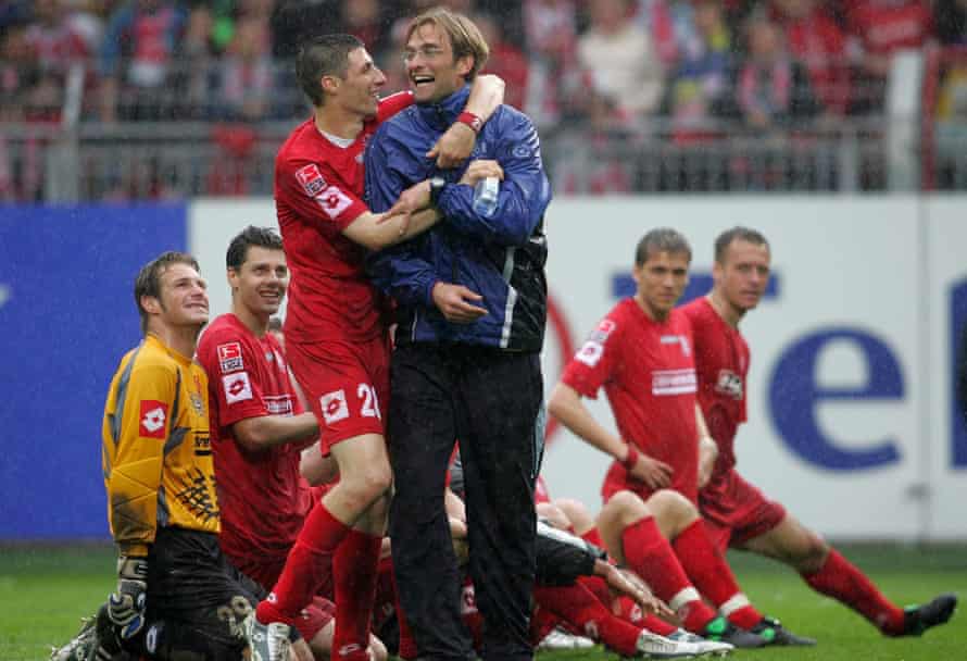 Jürgen Klopp and his Mainz players celebrate a Bundesliga win over Kaiserslautern in 2005.