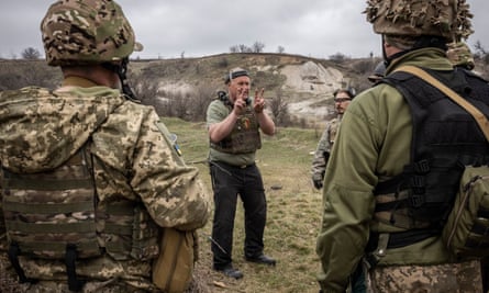 Swedish instructor Magnus puts the Ukrainian soldiers through their paces.