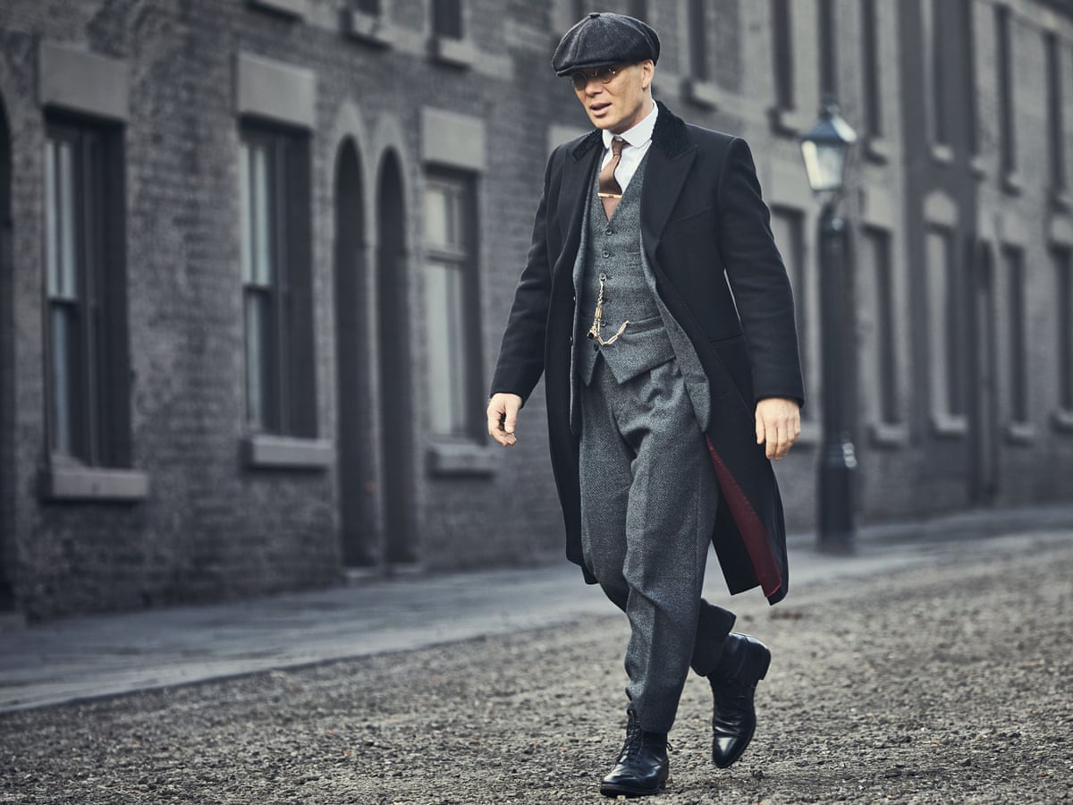 Peaky Blinders Explained: Tommy Shelby, leader of Peaky Blinders, from the beginning has been described as a smart, wise and very stubborn person, so it is not difficult to understand when he easily turns those dangers into golden opportunities. Tommy always finds his opponent's weaknesses and fears, always knowing what his opponent needs before he can act.