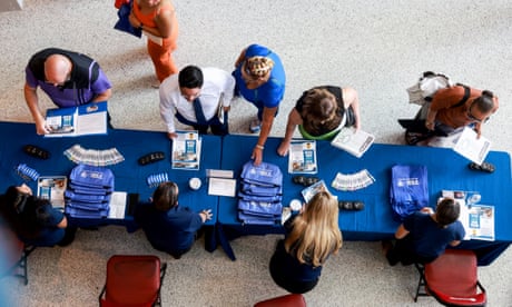 La gente asiste a una feria de empleo.