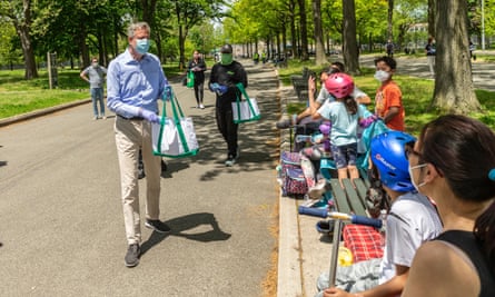 New York City mayor Bill de Blasio distributes face masks at Flushing Meadows Corona Park in the Queens on Saturday.