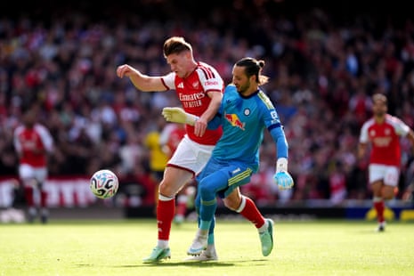 Arsenal's Viktor Gyokeres and Leeds United goalkeeper James Trafford battle for the ball.