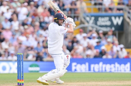 Chris Woakes hits the winning runs
