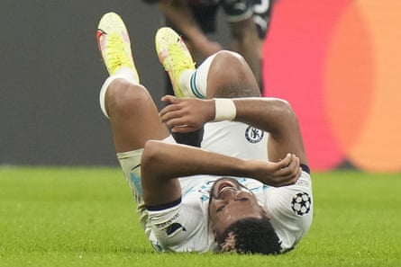 Chelseas Reece James grimaserer i smerte etter en utfordring i kampen mot Milan tirsdag