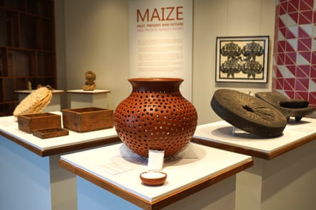 Display tables show the tools used to process maize, including a pichancha, a large clay vase with holes used as a colander.