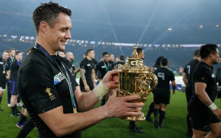 Dan Carter holds the trophy after New Zealand’s victory against Australia in the 2015 Rugby World Cup final