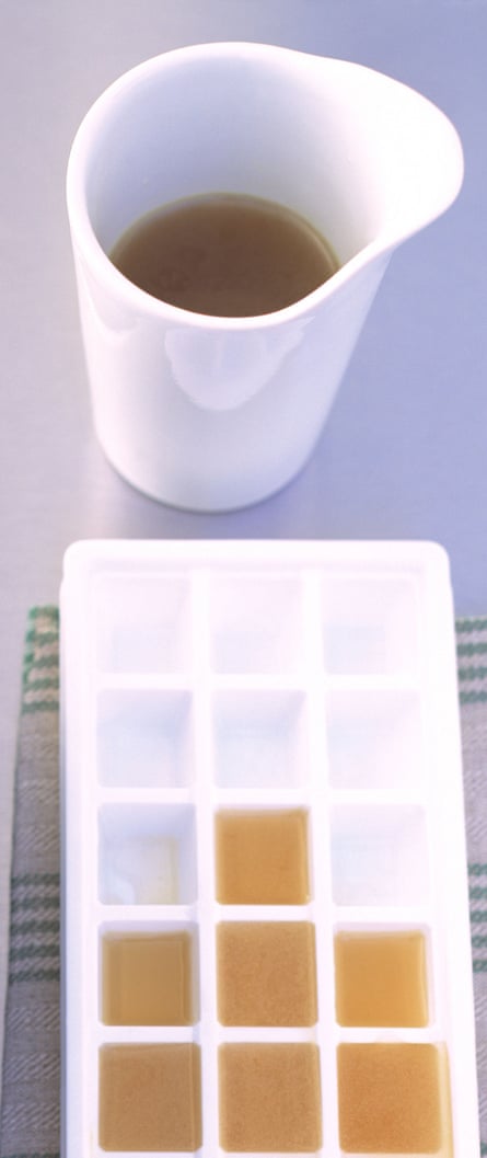 Il brodo viene conservato in una vaschetta per i cubetti di ghiaccio per il congelamento.
