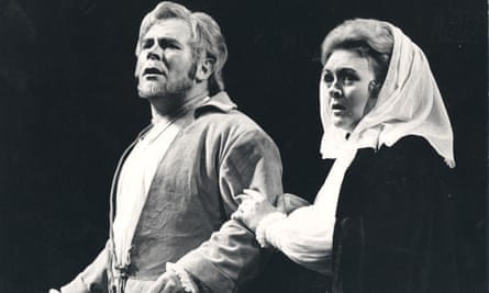 Margaret Curphey as Eva and Alberto Remedios as Walther von Stolzing in The Mastersingers of Nuremberg for Sadler’s Wells Opera