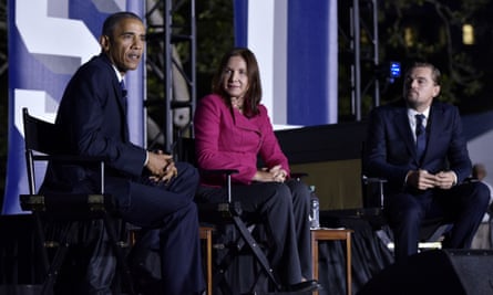 Barack Obama discusses climate change with scientist Katharine Hayhoe and actor Leonardo DiCaprio.