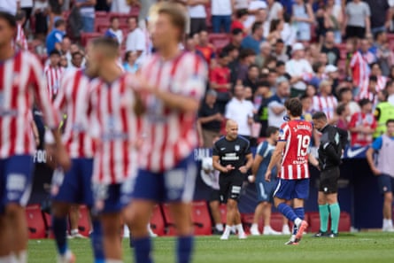 Julián Álvarez trudges off the pitch alone as his Atlético Madrid teammates applaud the fans.