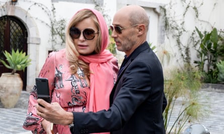 Jennifer Coolidge sebagai Tanya dan Jon Gries sebagai Greg di musim kedua White Lotus, bertempat di resor eksklusif Sisilia.