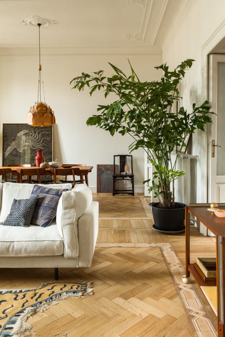 Lantai parket dan liontin Ingo Maurer di ruang tamu terbuka