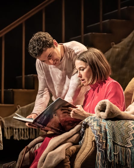 Eric Sirakian et Juliet Cowan dans Sons of the Prophet au théâtre Hampstead.