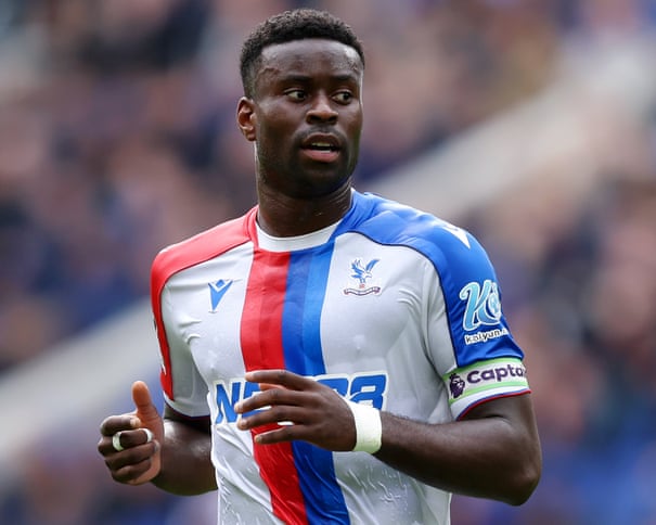 Marc Guéhi, capitão do Crystal Palace, em ação.