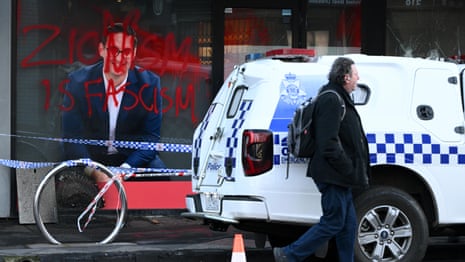 Kantoor van Australisch Labour-parlementslid Josh Burns vernield en beschadigd in St. Kilda - video