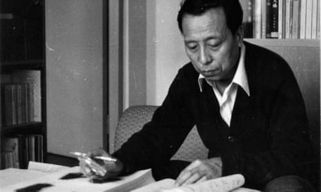 Li Xueqin in his office at Tsinghua University. Two of his books, Eastern Zhou and Qin Civilizations (1985) and Chinese Bronzes: A General Introduction (2000), were published in English.