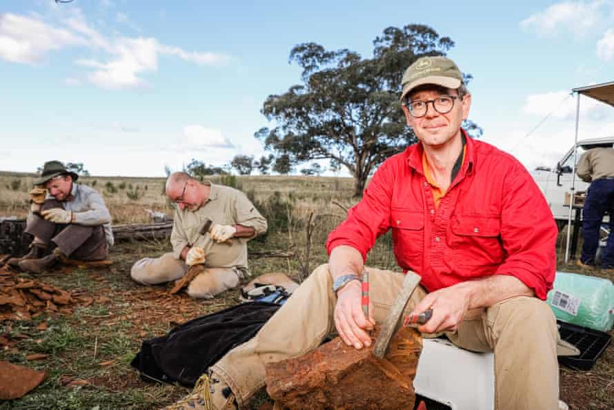 Profesor nadzwyczajny Michael Freese segmentuje skały, aby znaleźć skamieliny w McGraths Flats, NSW, Australia
