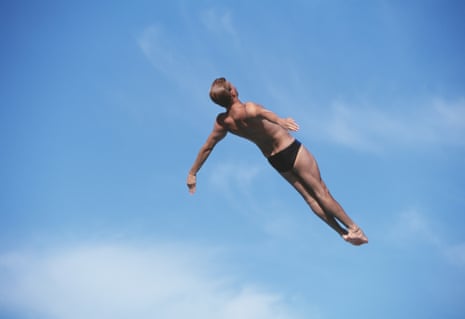 Plongeur mâle dans les airs