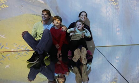 Skye Anthonisz et son mari Neil et leurs enfants Luca et Lila.