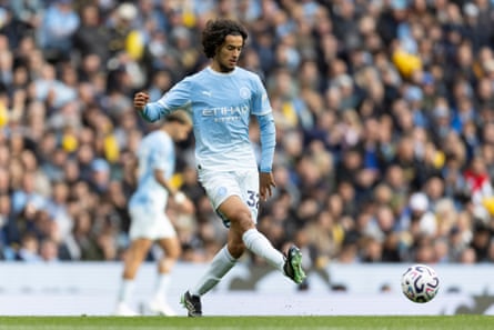 Ayyoub Bouaddi moves the ball to a teammate