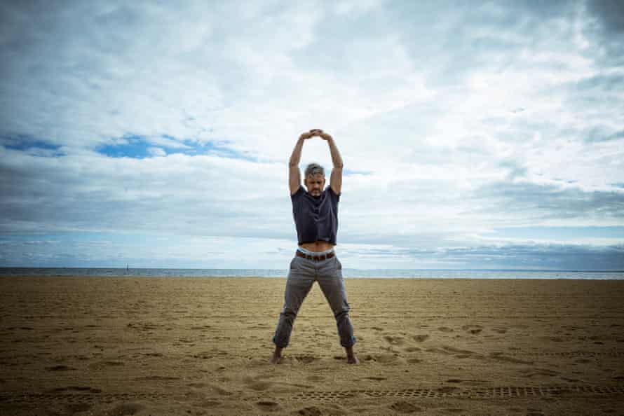 Adrianas Milleris naudoja Qigong, senovės kinų meditaciją, kad pagerintų savo emocinę gerovę ir psichinę sveikatą.  Tai yra neatsiejama jo atsigavimo nuo priklausomybės dalis.  Christopherio Hopkinso nuotrauka „The Guardian“.