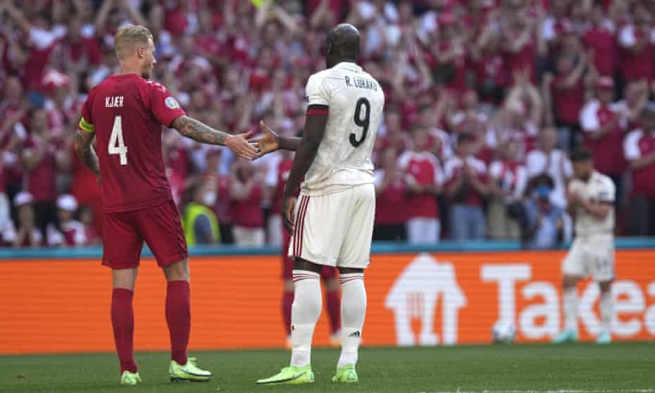 Dänemarks Kapitän Simon Kejer schüttelt Belgiens Romelu Lukaku die Hand, als die Spieler nach 10 Minuten das Spiel zu Ehren von Christian Eriksen unterbrechen.