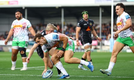 Harlequins’ Oscar Beard scores the opening try against Exeter.