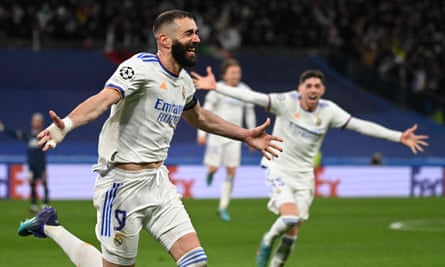 Real Madrids Karim Benzema feirer etter å ha scoret et mål mot Paris Saint-Germain i Champions League.