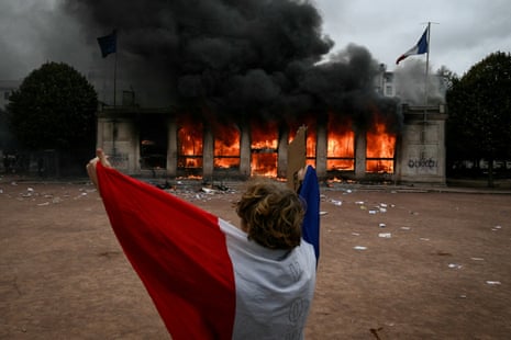 Roaring exports lift Chinas economic growth; violent French protests put pressure on euro, stocks and bonds – business live Roaring exports lift Chinas economic growth; violent French protests put pressure on euro, stocks and bonds – business live