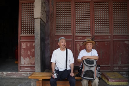 Tourists Wang Xiaoqi and Yu Peishi at Guangsheng temple.