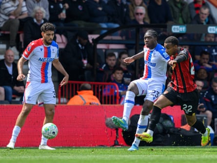 Eli Junior Kroupi battles with Crystal Palace’s Jaydee Canvot