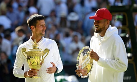 Novak Djokovic dan Nick Kyrgios masing-masing memegang piala. Kyrgios memakai topi bisbol merah