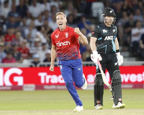 New Zealand level T20 series with easy victory over England