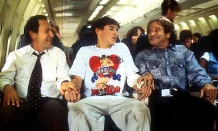 Billy Crystal dan Robin Williams duduk di pesawat bersama seorang pemuda di Hari Ayah