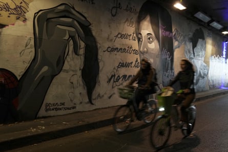 A mural in Paris depicting women cutting their hair, to show support for protesters in Iran, 5 October 2022.
