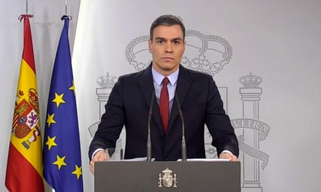 Spanish prime minister Pedro Sánchez speaking to the press from a podium