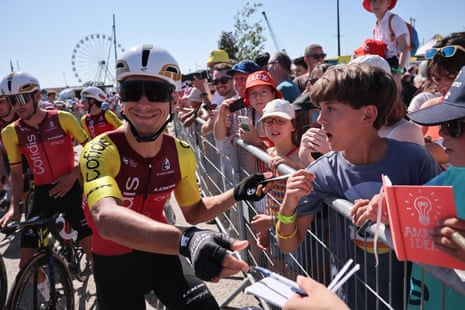 Bryan Coquard (Cofidis) signs autographs for fans ahead of today’s stage.