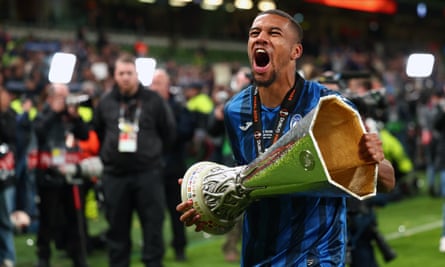 Isak Hien of Atalanta celebrates with the Europa League trophy after victory against Bayer Leverkusen