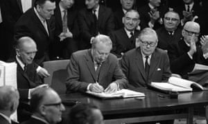 Edward Heath signs Britain’s accession to the Common Market in 1972.