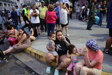 Dezenas de pessoas estavam sentadas do lado de fora falando ao telefone.