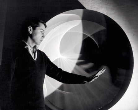 10. Julio Le Parc with small Cylinder (c) Atelier Le Parc