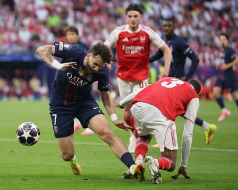 Arsenal’s Cristhian Mosquera fouls PSG’s Khvicha Kvaratskhelia and the referee points to the penalty spot.